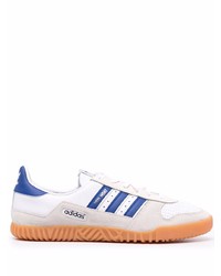 Sneakers basse in pelle bianche e blu di adidas