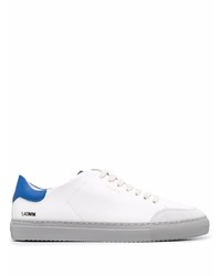 Sneakers basse in pelle bianche e blu di Axel Arigato