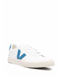 Sneakers basse in pelle bianche e blu di Veja