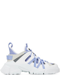 Sneakers basse in pelle bianche e blu di McQ