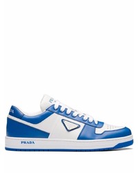 Sneakers basse in pelle bianche e blu di Prada