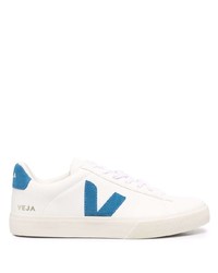 Sneakers basse in pelle bianche e blu di Veja