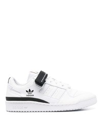 Sneakers basse in pelle bianche e nere di adidas