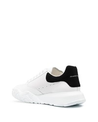 Sneakers basse in pelle bianche e nere di Alexander McQueen