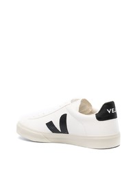Sneakers basse in pelle bianche e nere di Veja