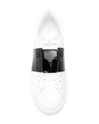 Sneakers basse in pelle bianche e nere di Valentino