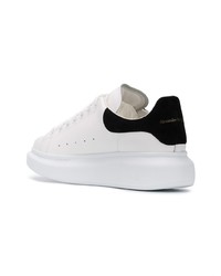 Sneakers basse in pelle bianche e nere di Alexander McQueen