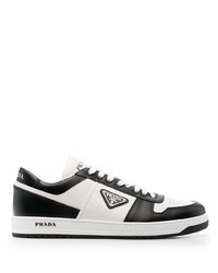 Sneakers basse in pelle bianche e nere di Prada