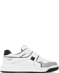 Sneakers basse in pelle bianche e nere di Valentino Garavani