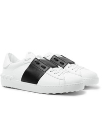 Sneakers basse in pelle bianche e nere di Valentino