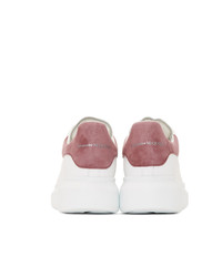 Sneakers basse in pelle bianche e rosa di Alexander McQueen