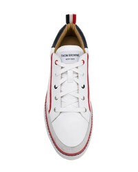 Sneakers basse in pelle bianche e rosse di Thom Browne