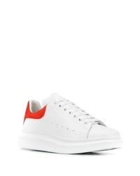 Sneakers basse in pelle bianche e rosse di Alexander McQueen