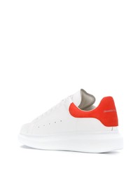 Sneakers basse in pelle bianche e rosse di Alexander McQueen