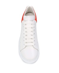 Sneakers basse in pelle bianche e rosse di Alexander McQueen