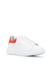 Sneakers basse in pelle bianche e rosse di Alexander McQueen