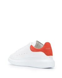 Sneakers basse in pelle bianche e rosse di Alexander McQueen