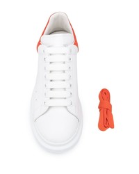 Sneakers basse in pelle bianche e rosse di Alexander McQueen