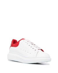 Sneakers basse in pelle bianche e rosse di Alexander McQueen