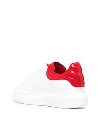 Sneakers basse in pelle bianche e rosse di Alexander McQueen