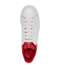 Sneakers basse in pelle bianche e rosse di Alexander McQueen