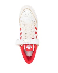 Sneakers basse in pelle bianche e rosse di adidas
