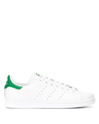 Sneakers basse in pelle bianche e verdi di adidas