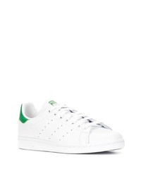 Sneakers basse in pelle bianche e verdi di adidas
