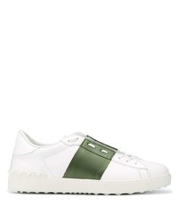 Sneakers basse in pelle bianche e verdi di Valentino Garavani