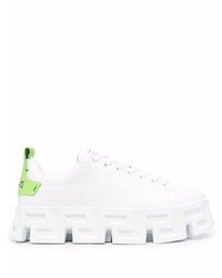Sneakers basse in pelle bianche e verdi di Versace