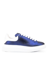 Sneakers basse in pelle blu scuro e bianche di Alexander McQueen