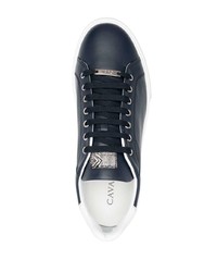 Sneakers basse in pelle blu scuro e bianche di Roberto Cavalli