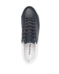 Sneakers basse in pelle blu scuro e bianche di Emporio Armani