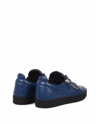 Sneakers basse in pelle blu scuro di Giuseppe Zanotti