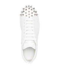 Sneakers basse in pelle con borchie bianche di Alexander McQueen