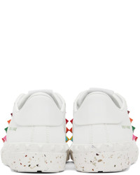 Sneakers basse in pelle con borchie bianche di Valentino Garavani