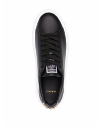 Sneakers basse in pelle con borchie nere di Versace