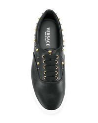 Sneakers basse in pelle con borchie nere di Versace