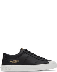 Sneakers basse in pelle con borchie nere di Valentino Garavani