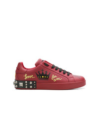 Sneakers basse in pelle con borchie rosse di Dolce & Gabbana