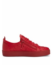 Sneakers basse in pelle con borchie rosse di Giuseppe Zanotti