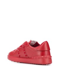 Sneakers basse in pelle con borchie rosse di Valentino Garavani
