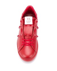 Sneakers basse in pelle con borchie rosse di Valentino Garavani