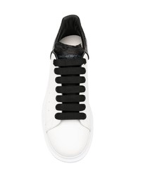 Sneakers basse in pelle con stampa serpente bianche e nere di Alexander McQueen