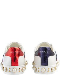 Sneakers basse in pelle con stampa serpente bianche di Gucci