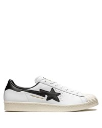 Sneakers basse in pelle con stelle bianche di adidas