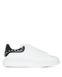 Sneakers basse in pelle decorate bianche e nere di Alexander McQueen