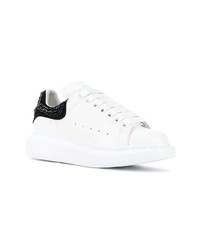Sneakers basse in pelle decorate bianche e nere di Alexander McQueen