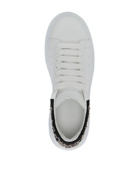 Sneakers basse in pelle decorate bianche di Alexander McQueen