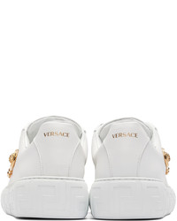 Sneakers basse in pelle decorate bianche di Versace